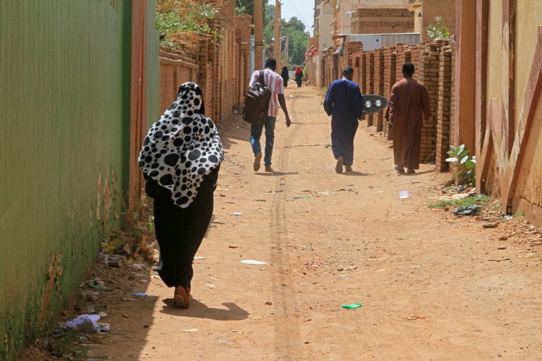 Des habitants marchent dans les rues de Khartoum le 20 septembre 2026, suite au retour des Soudanais déplacés dans la capitale