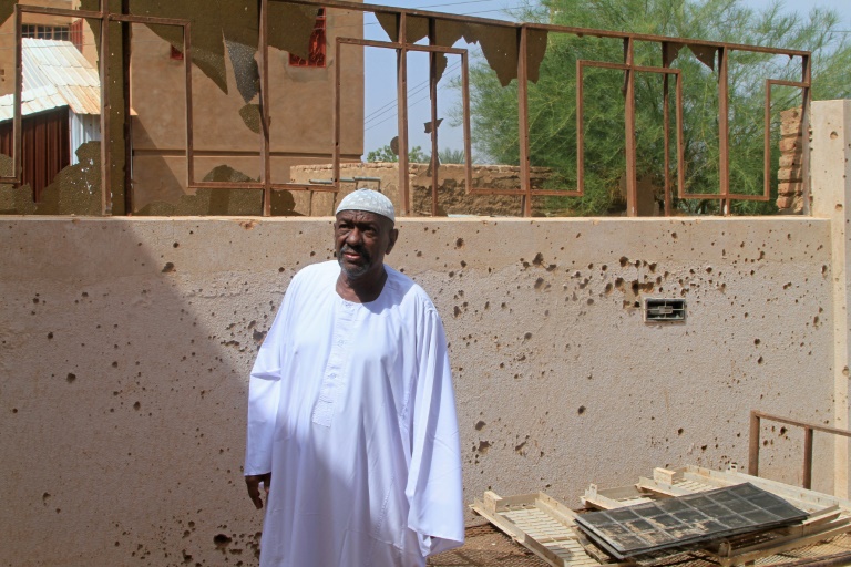 Un habitant de retour à Khartoum inspecte sa maison endommagée, le 20 septembre 2026