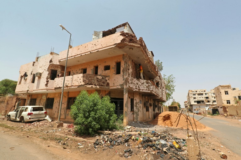 Un ouvrier répare un bâtiment endommagé suite au retour des Soudanais déplacés dans la capitale Khartoum, le 20 septembre 2026