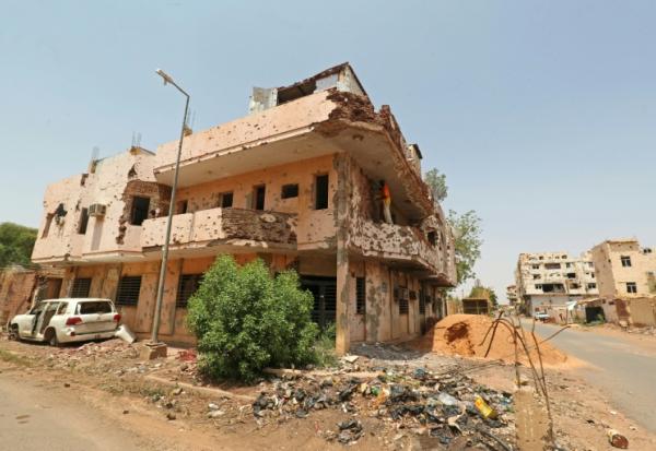 Un ouvrier répare un bâtiment endommagé suite au retour des Soudanais déplacés dans la capitale Khartoum, le 20 septembre 2026