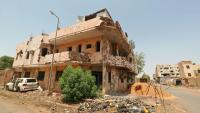 Un ouvrier répare un bâtiment endommagé suite au retour des Soudanais déplacés dans la capitale Khartoum, le 20 septembre 2026