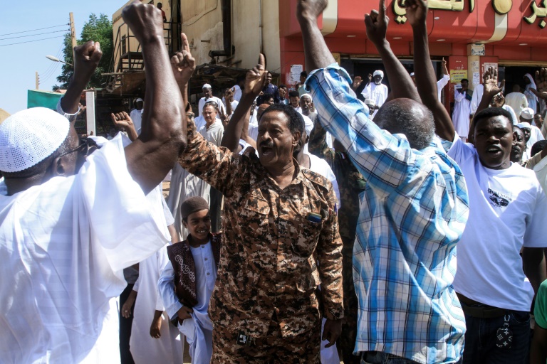 Des habitants d'Omdurman, dans l'agglomération de Khartoum, manifestent contre les FSR, accusés d'exactions lors de leur prise de la ville d'El-Facher, dans l'ouest du Soudan, le 31 octobre 2025