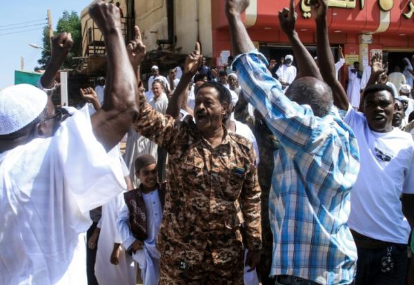 Des habitants d'Omdurman, dans l'agglomération de Khartoum, manifestent contre les FSR, accusés d'exactions lors de leur prise de la ville d'El-Facher, dans l'ouest du Soudan, le 31 octobre 2025