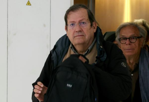 Nicolas Brimo (g) et Michel Gaillard, anciens présidents du Canard Enchaîné, arrivent au Tribunal Judiciaire de Paris à l'ouverture du procès des anciens dirigeants du journal satirique pour abus de biens sociaux, le 8 octobre 2024