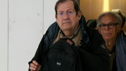 Nicolas Brimo (g) et Michel Gaillard, anciens présidents du Canard Enchaîné, arrivent au Tribunal Judiciaire de Paris à l'ouverture du procès des anciens dirigeants du journal satirique pour abus de biens sociaux, le 8 octobre 2024