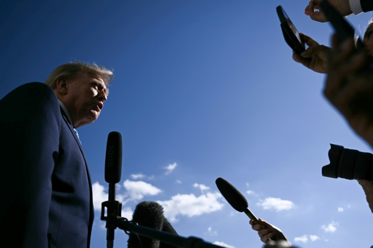 Le président américain Donald Trump s'adresse à la presse, le 5 octobre 2026 à la Maison Blanche, à Washington