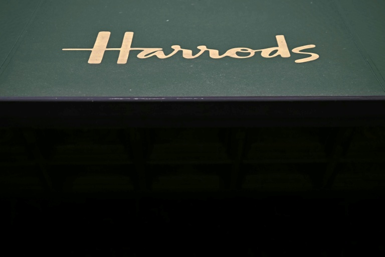La logo Harrods sur la devanture d'un magasin à Londres, le 20 septembre 2024