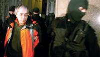 Le gourou Gregorian Bivolaru (g), le 1er avril 2004 à la sortie du tribunal de Bucarest