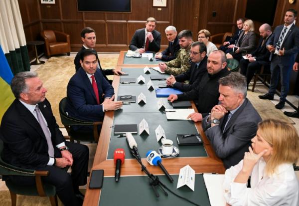 Réunion entre la délégation ukrainienne et des hauts responsables américains à Hallandale Beach, en Floride, le 30 novembre 2025