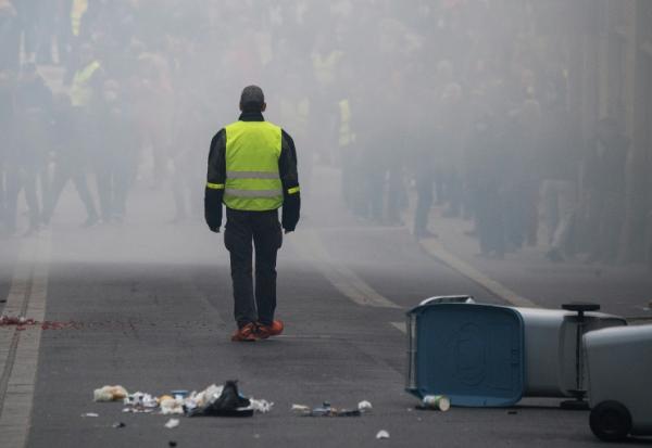 Un gilet jaune lors de heurts entre gilets jaunes et forces de l'ordre le 16 novembre 2019, à Nantes