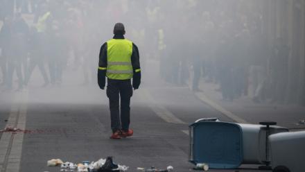 Un gilet jaune lors de heurts entre gilets jaunes et forces de l'ordre le 16 novembre 2019, à Nantes