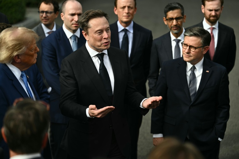 Le chef de file des républicains à la Chambre des représentants, Mike Johnson (d), et le président américain Donald Trump (g) écoutent le patron de Tesla et SpaceX Elon Musk s'adresser à la presse, le 29 septembre 2026 à la Maison Blanche, à Washington