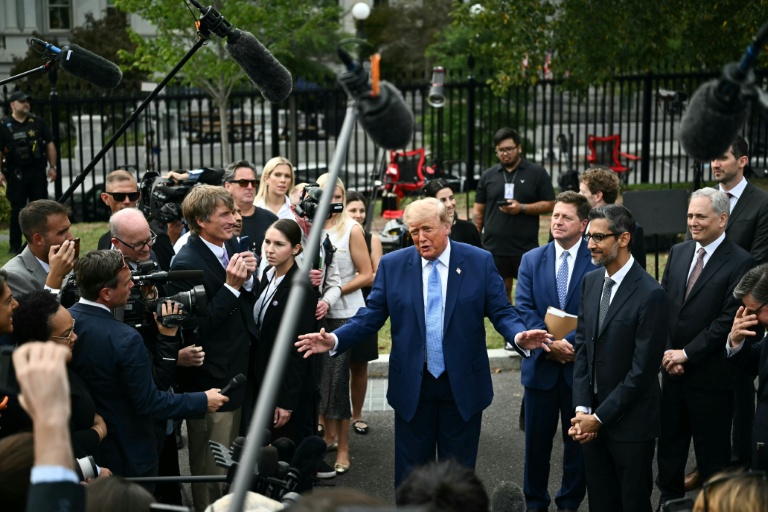 Le président américain Donald Trump s'adresse à la presse entouré par les grands patrons de l'IA, le 29 septembre 2026 à la Maison Blanche, à Washington