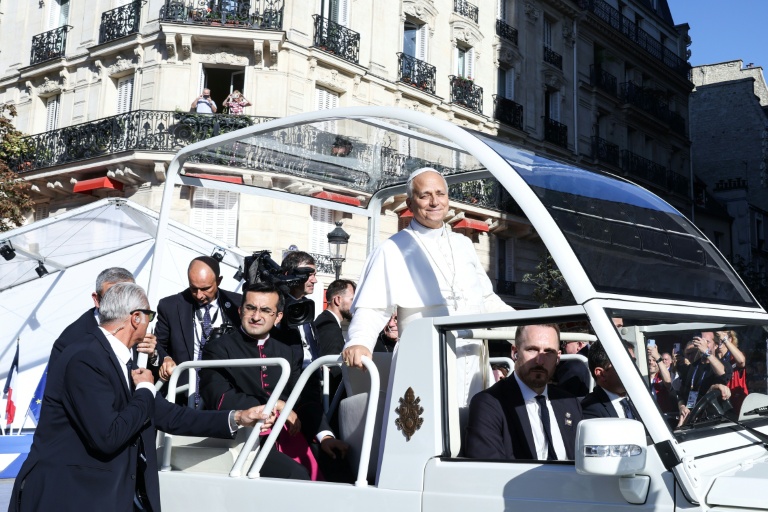 Le pape Léon XIV dans la papamobile à Paris le 25 septembre 2026