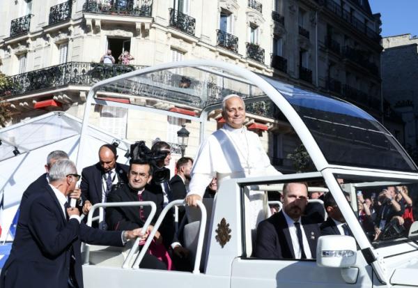 Le pape Léon XIV dans la papamobile à Paris le 25 septembre 2026
