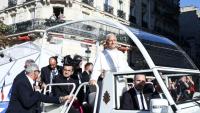 Le pape Léon XIV dans la papamobile à Paris le 25 septembre 2026