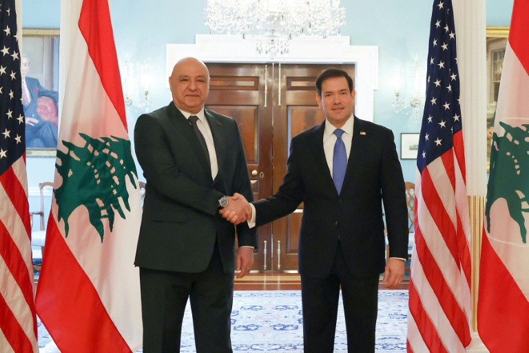 Cette photo, diffusée par le service de presse de la présidence libanaise le 19 juillet 2026, montre le président libanais Joseph Aoun (g.) accueilli par le secrétaire d'Etat américain Marco Rubio, à Washington