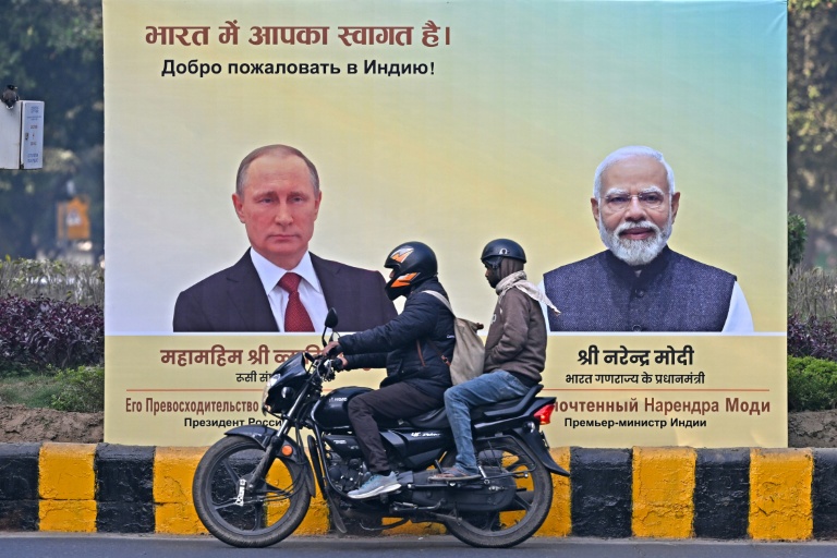 Des portraits du président russe Vladimir Poutine et du Premier ministre indien Narendra Modi dans une rue à New Delhi, le 4 décembre 2025