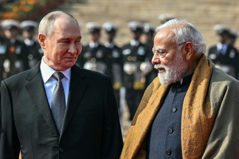 Le président russe Vladimir Poutine, à gauche, et le Premier ministre indien Narendra Modi, à sa droite, le 5 décembre 2025, à New Delhi, en Inde