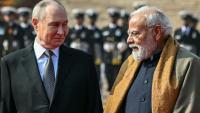 Le président russe Vladimir Poutine, à gauche, et le Premier ministre indien Narendra Modi, à sa droite, le 5 décembre 2025, à New Delhi, en Inde