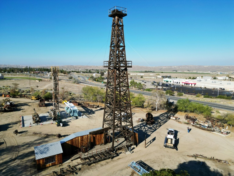 Une tour de forage en bois au West Kern Oil Museum à Taft, en Californie, le 18 octobre 2025