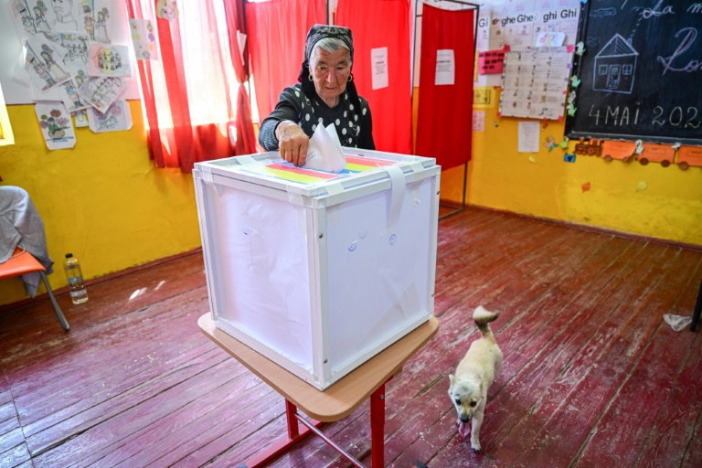 Une électrice vote au premier tour de la présidentielle dans le village de Popesti, le 4 mai 2025 en Roumanie