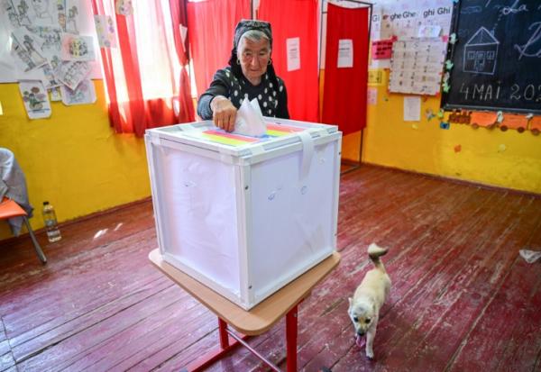 Une électrice vote au premier tour de la présidentielle dans le village de Popesti, le 4 mai 2025 en Roumanie