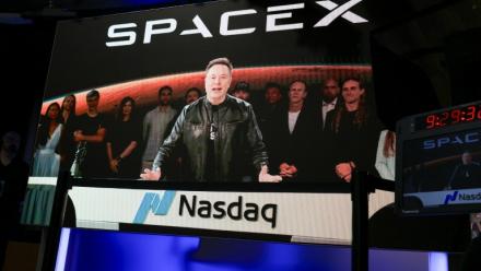 Un écran situé à New York retransmet la prise de parole d'Elon Musk à Starbase, Texas, le 12 juin 2026