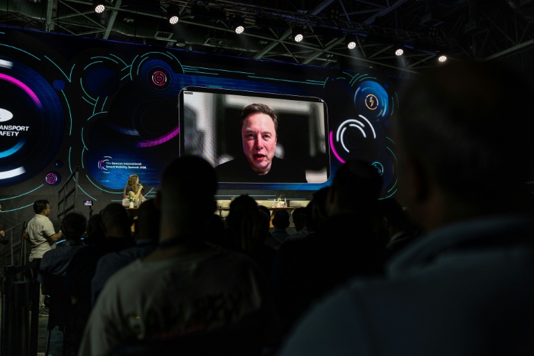 Elon Musk sur un écran lors d'un session de questions-réponses à Tel Aviv le 18 mai 2026