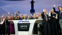 Des responsables et employés de SpaceX célébrant l'introduction en Bourse de l'entreprise, à New York, le 12 juin 2026