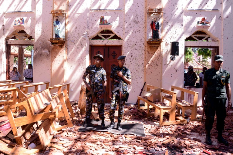 Des soldats à l'intérieur de l'église Saint-Sébastien de Katuwapitiya, à Negombo, après une explosion meurtrière pendant la messe de Pâques, le 21 avril 2019 au Sri Lanka