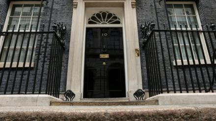 La porte du 10 Downing Street à Londres, résidence officielle et lieu de travail du Premier ministre du Royaume-Uni, le 21 juin 2026