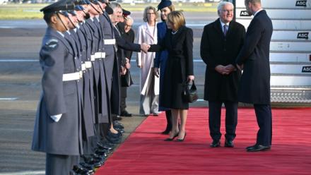 Le président allemand Frank-Walter Steinmeier est accueilli à l'aéroport de Heathrow, à l'ouest de Londres, par le prince William et son épouse Kate, le 3 décembre 2025 