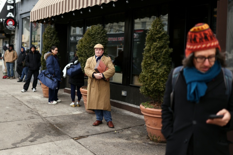 Des habitants de Staten Island attendent un bus, le 23 janvier 2026 à New York