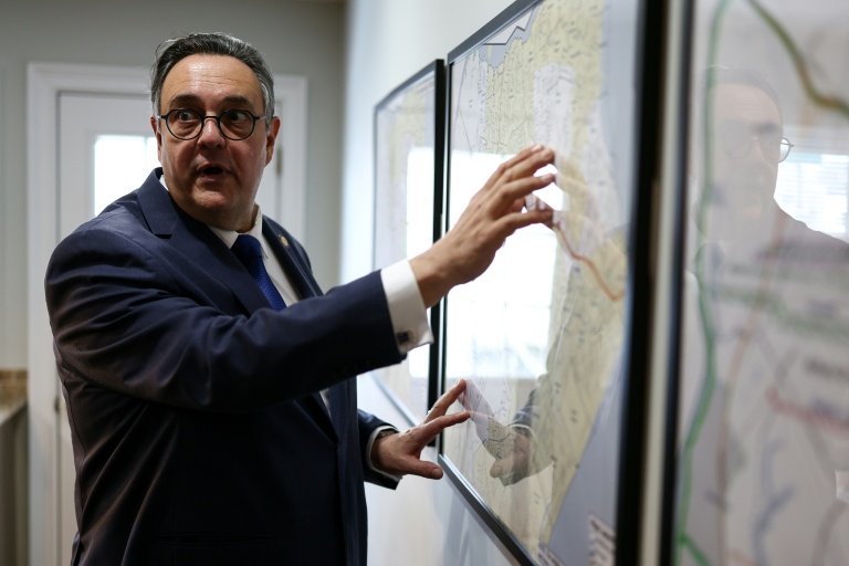 Sam Pirozzolo, député du 63e district de l'Assemblée de l'État de New York, dans son bureau du quartier de Staten Island, à New York, le 23 janvier 2026
