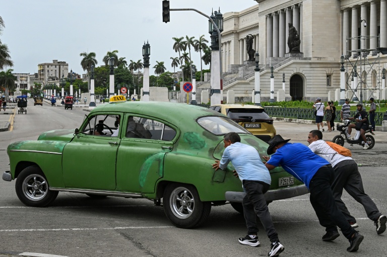 Cuba a annoncé le 29 juillet 2026 qu’elle ouvrirait certains secteurs de son économie, tels que les stations-service, au secteur privé, à la suite de l’adoption par le Parlement d’un ensemble de 176 mesures en faveur de l’économie de marché.