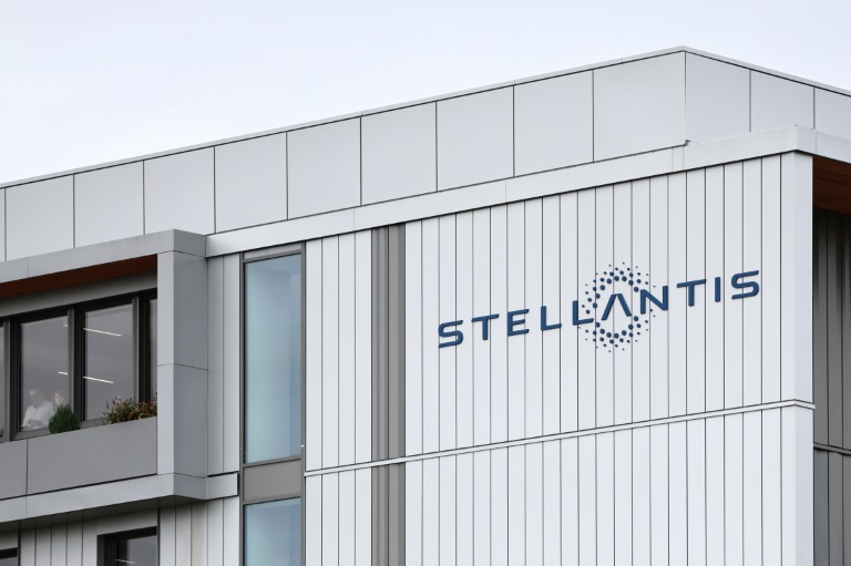 Logo du constructeur automobile Stellantis sur un bâtiment de son site de Poissy (Yvelines), le 23 septembre 2025