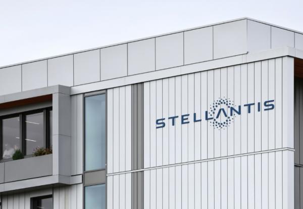 Logo du constructeur automobile Stellantis sur un bâtiment de son site de Poissy (Yvelines), le 23 septembre 2025
