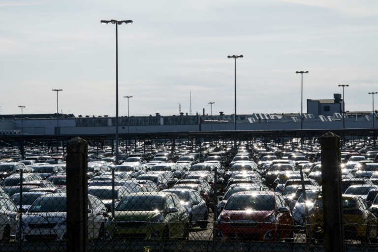 Des voitures garées sur le site de l'usine de Mulhouse à Sausheim, le 16 mars 2020