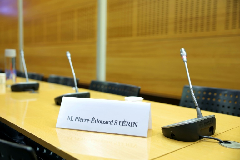 La chaise vide de Pierre-Edouard Stérin lors d'une commission d'enquête de l'Assemblée nationale sur l'organisation des élections en France, le 14 mai 2025, à Paris