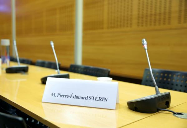 La chaise vide de Pierre-Edouard Stérin lors d'une commission d'enquête de l'Assemblée nationale sur l'organisation des élections en France, le 14 mai 2025, à Paris