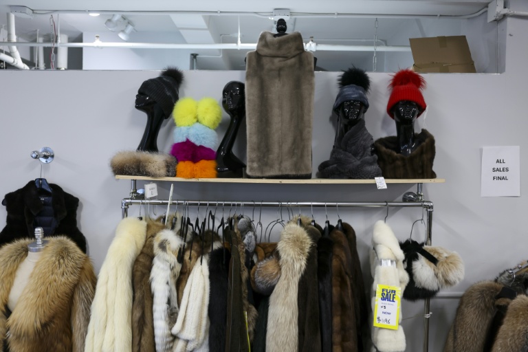 Des manteaux de fourrure et d'autres articles en fourrure proposés à la vente dans le magasin Madison Avenue Furs à New York, le 10 mars 2026