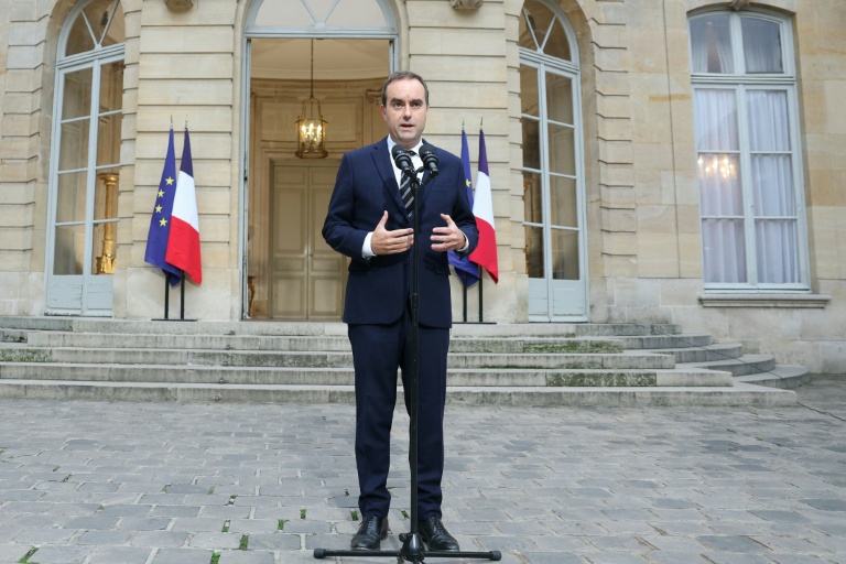 Le Premier ministre Sébastien Lecornu dans la cour de l'hôtel Matignon le 3 octobre 2025