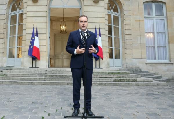 Le Premier ministre Sébastien Lecornu dans la cour de l'hôtel Matignon le 3 octobre 2025