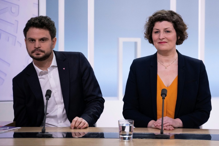 Le candidat La France insoumise Florian Kobryn et la maire sortante de Strasbourg, Jeanne Barseghian, lors d'un débat sur le plateau de Ici Alsace, le 11 mars 2026 à Strasbourg