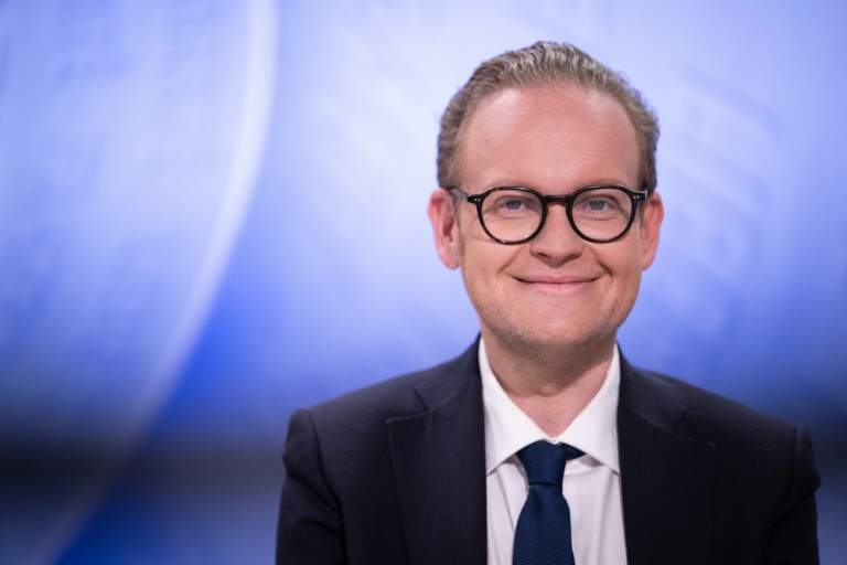 Pierre Jakubowicz, candidat Horizons à Strasbourg, pose le 11 mars 2026 avant un débat sur la chaîne ICI Alsace à Strasbourg