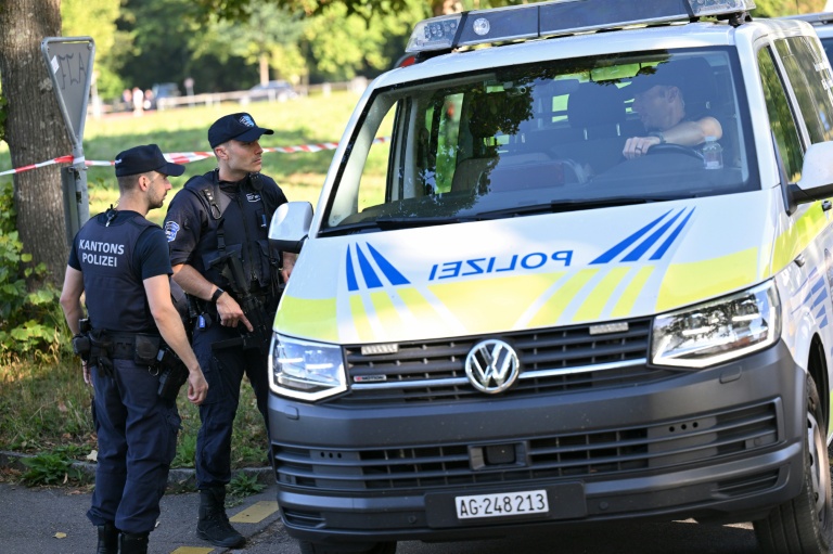 Des policiers sécurisent la zone où une fusillade a eu lieu, à Aarau, dans le nord de la Suisse, le 30 août 2026