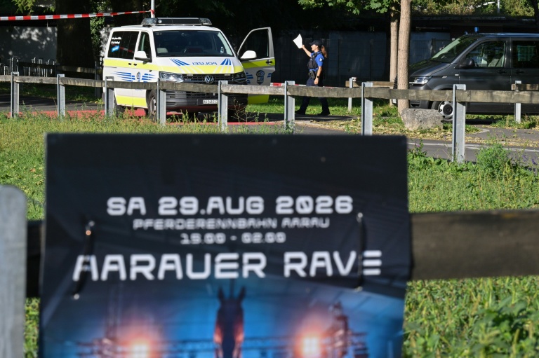 Des policiers sécurisent la zone où une fusillade a eu lieu, lors d'une rave-party à Aarau, dans le nord de la Suisse, le 30 août 2026