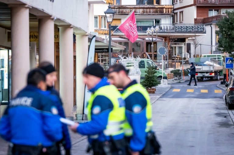 Des policiers sur les lieux de l'explosion qui a ravagé le bar Le Constellation à Crans-Montana le 1er janvier 2026
