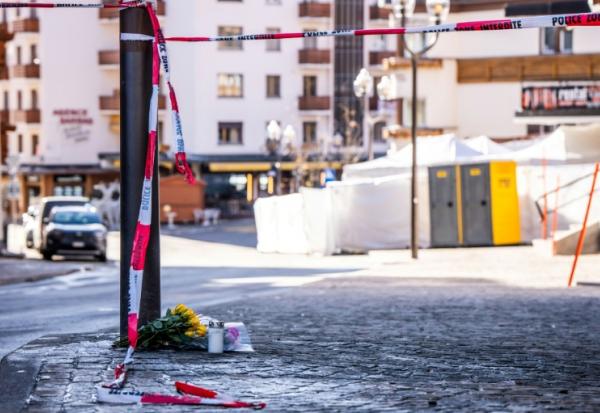 Des fleurs déposées pèrs du bar Le Constellation, à Crans-Montana, en Suisse, le 1er janvier 2026